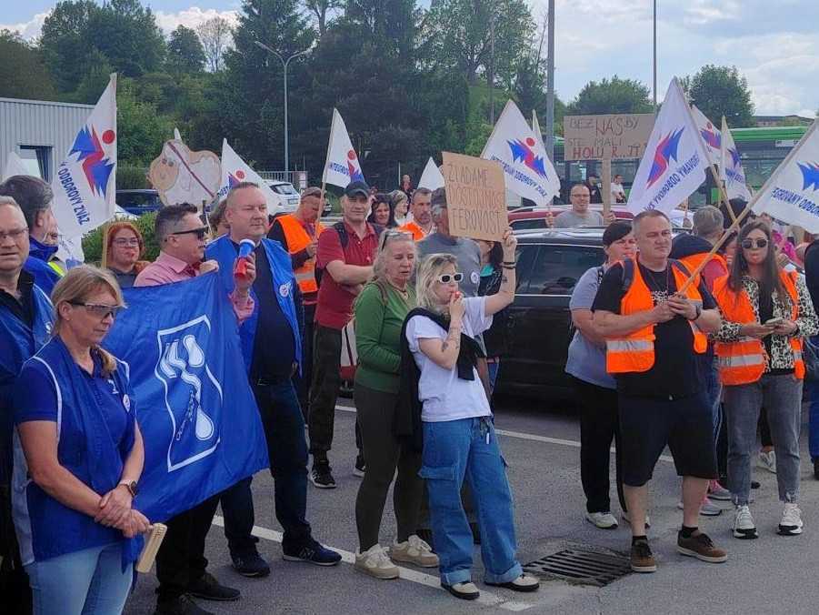 Zamestnanci firmy Ecco v Martine protestovali proti zatvoreniu fabriky. Žiadajú vyššie odstupné