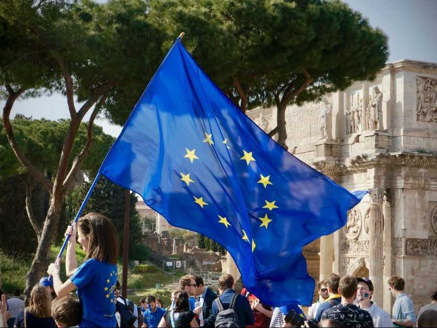Za posledných osemnásť rokov je dôvera v EÚ najvyššia. Rekordnú úroveň dosiahla aj podpora spoločnej meny