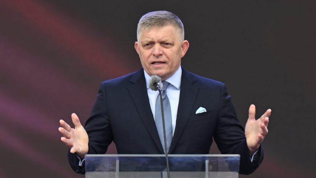 Predseda vlády Robert Fico (Smer-SD).