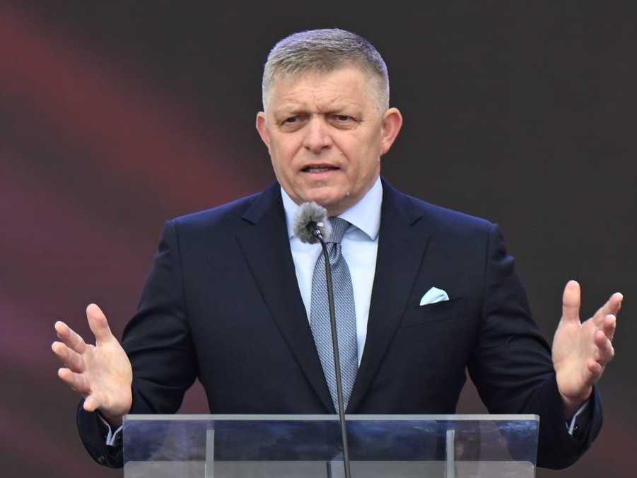 Predseda vlády Robert Fico (Smer-SD).