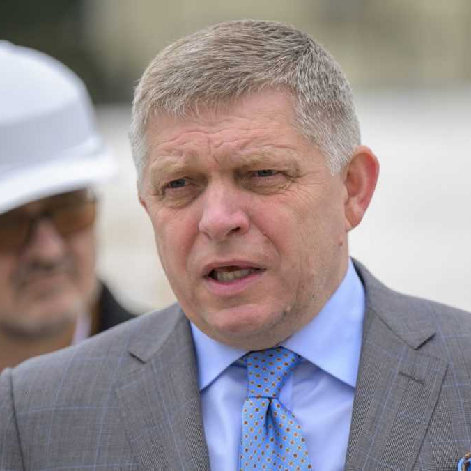Premiér Robert Fico je pripravený dohodnúť sa s politickými stranami na zrušení nedeľných diskusných relácií