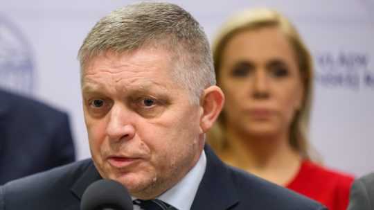 V popredí R. Fico, za ním D. Saková.