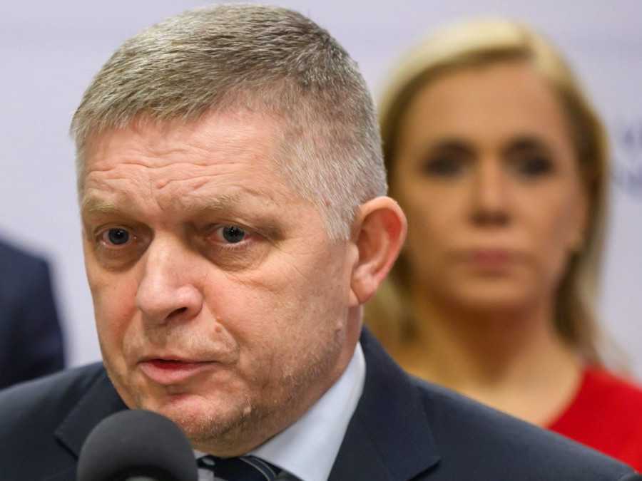 V popredí R. Fico, za ním D. Saková.