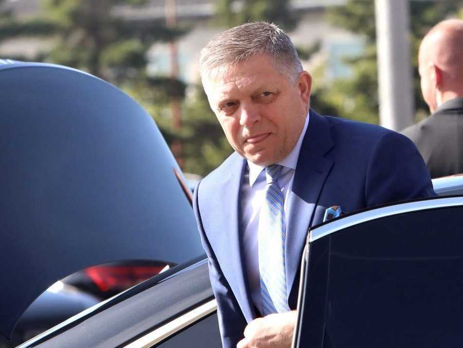 Premiér Robert Fico (Smer-SD).