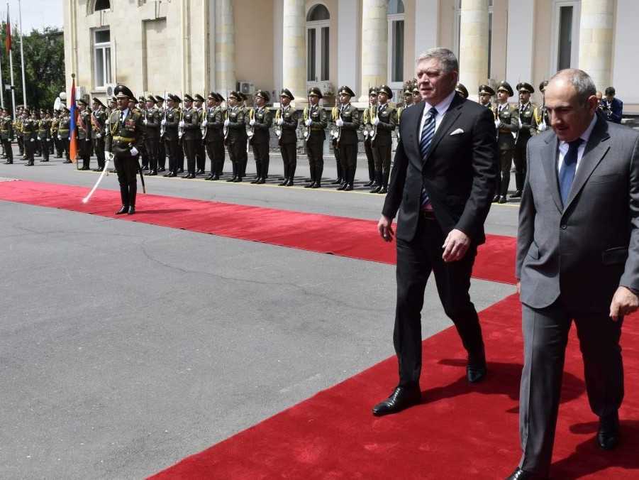 R. Fico sa v Arménsku stretol s prezidentom i premiérom.  Spoluprácu vidia v obrannom priemysle a v jadrovej energetike