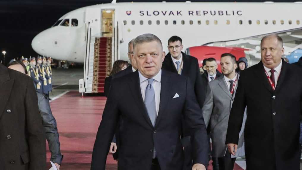 Ficova cesta do Moskvy je medzinárodná hanba a zrada, reaguje opozícia. Koalícia premiérovo rozhodnutie rešpektuje