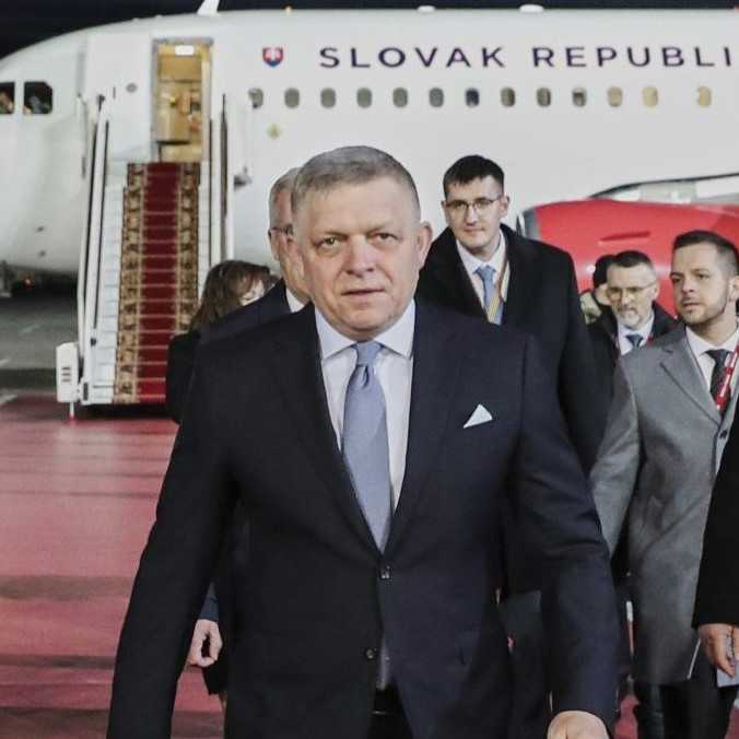 Ficova cesta do Moskvy je medzinárodná hanba a zrada, reaguje opozícia. Koalícia premiérovo rozhodnutie rešpektuje