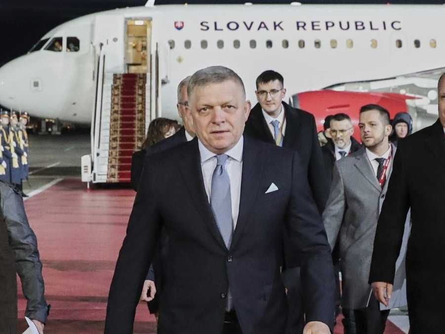Na snímke Robert Fico vystupuje z lietadla v Moskve.