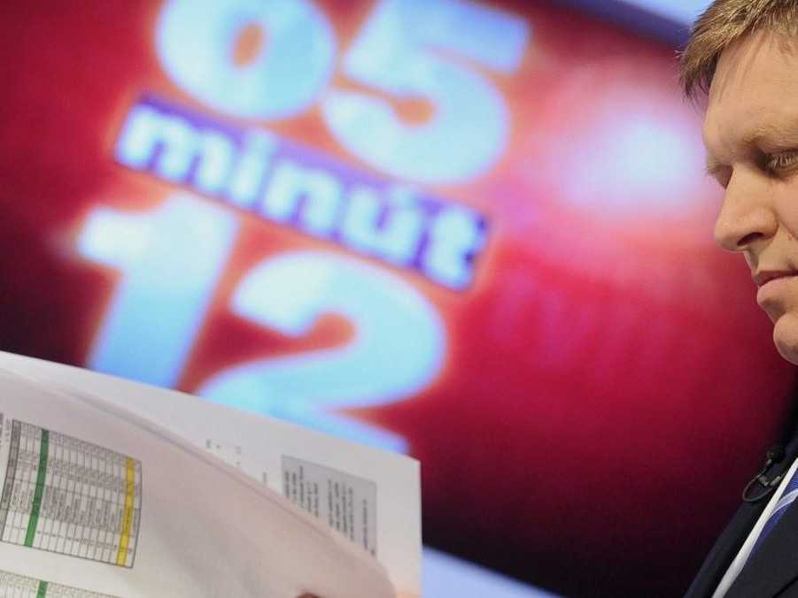 Na archívnej snímke z roku 2010 R. Fico v relácii O 5 minút 12.