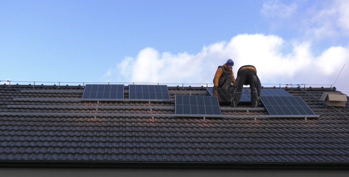 Vzájomná výmena elektriny zo slnka sa stane realitou. Najväčší slovenský distribútor sa pripája k trendu iných krajín