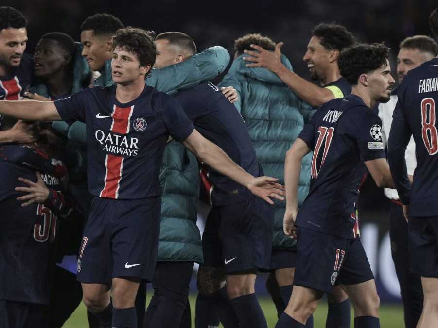 Na snímke hráči PSG oslavujú po odvete v semifinále Ligy majstrov medzi Parížom Saint-Germain a Arsenalom.