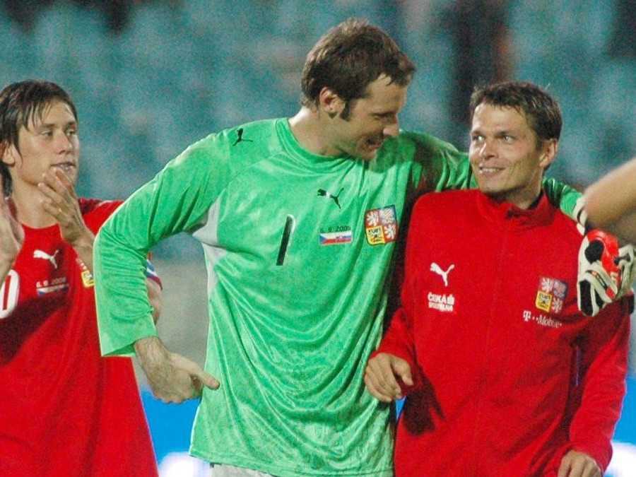 Na ilustračnej snímke českí futbalisti - v strede brankár Petr Čech.