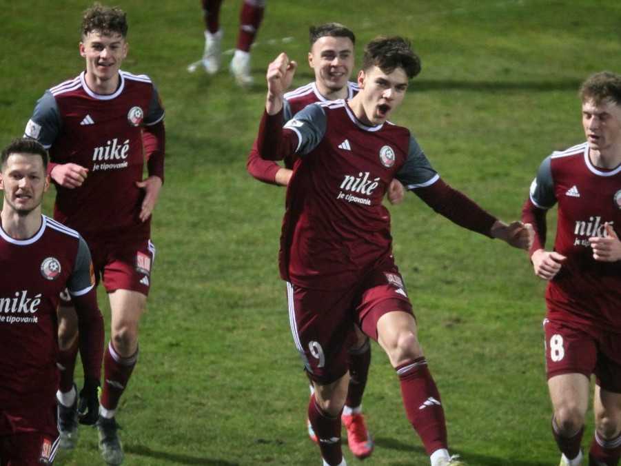 Na snímke hráči Podbrezovej sa tešia z gól.