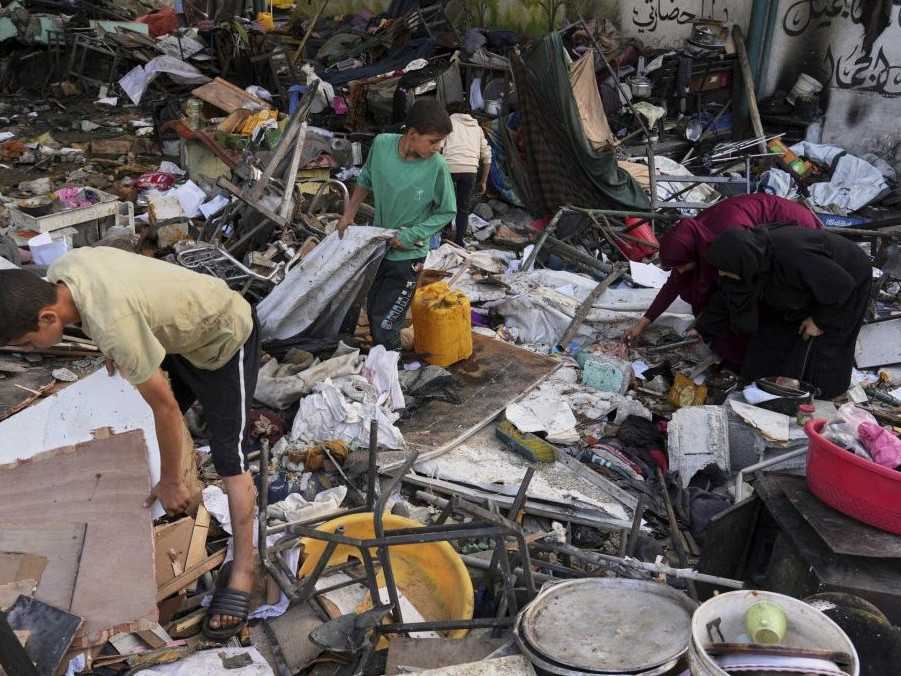 Na snímke Palestínčania kontrolujú škody na škole, ktorú používali vysídlení obyvatelia ako útočisko