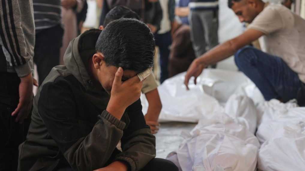 Po tom, čo dav Palestínčanov vtrhol do strediska s humanitárnou pomocou, sa spustila paľba. Hlásia jednu obeť