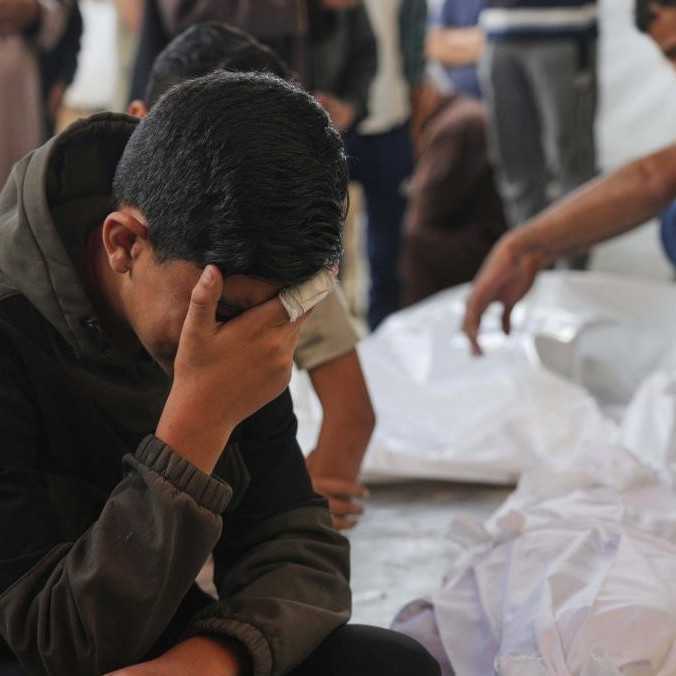 Po tom, čo dav Palestínčanov vtrhol do strediska s humanitárnou pomocou, sa spustila paľba. Hlásia jednu obeť