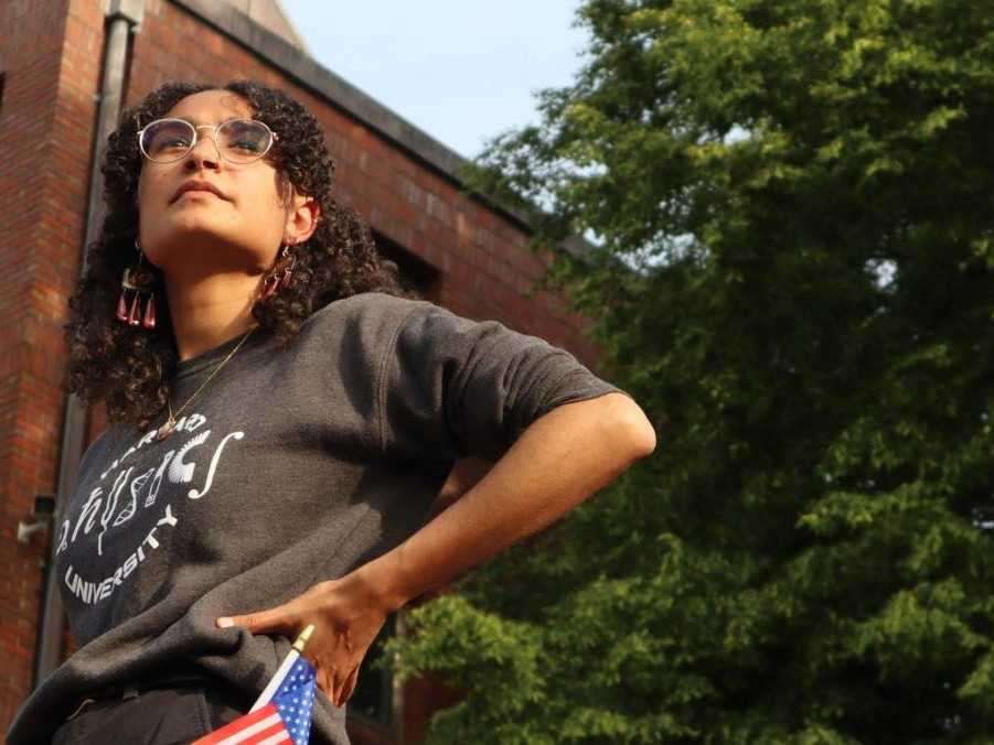 Na ilustračnej snímke študentka počas protistu proti Trumpovým skanciám.