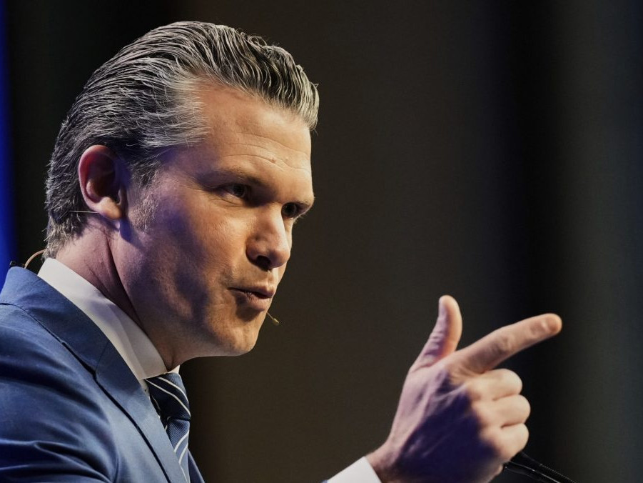 Minister obrany USA Pete Hegseth.