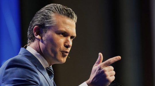 Minister obrany USA Pete Hegseth.