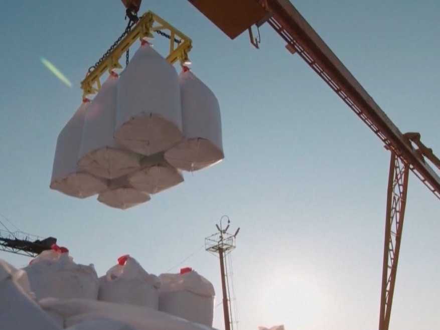 Na ilustračnej snímke žeriav prenášajúci vrecia s hnojivom.