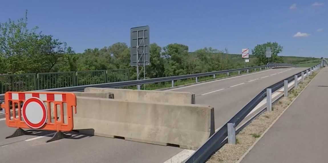 Uzavreté hraničné priechody na juhu Slovenska komplikujú ľuďom cestovanie. Bežne musia obchádzať aj desiatky kilometrov