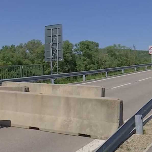 Uzavreté hraničné priechody na juhu Slovenska komplikujú ľuďom cestovanie. Bežne musia obchádzať aj desiatky kilometrov