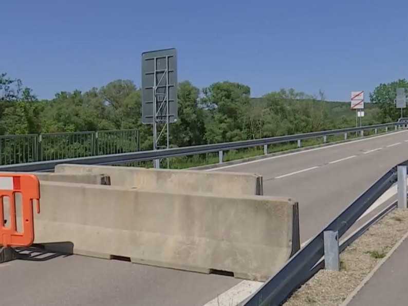 Na snímke uzatvorená maďarsko-slovenská hranica.