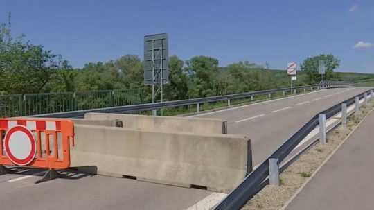 Na snímke uzatvorená maďarsko-slovenská hranica.