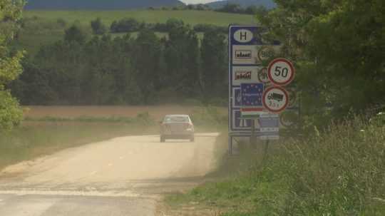 auto na ceste pri hraničnom priechode