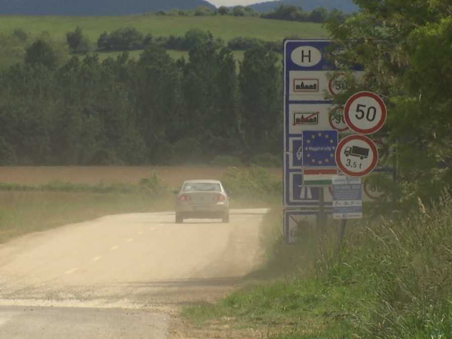 auto na ceste pri hraničnom priechode