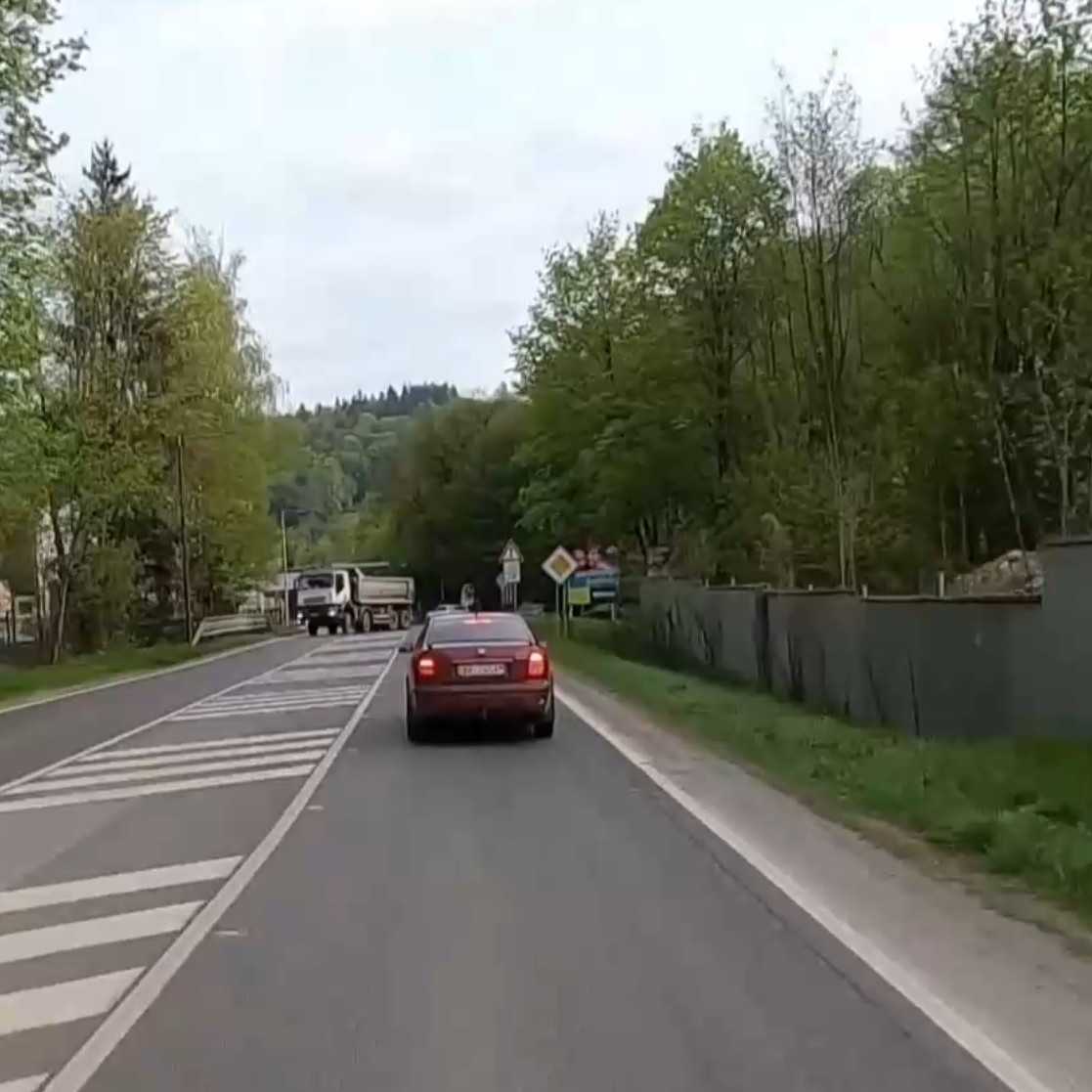 Nebezpečné predbiehanie, bezohľadnosť a každodenné kolóny: Takto vyzerá problémová cesta medzi Breznom a Banskou Bystricou