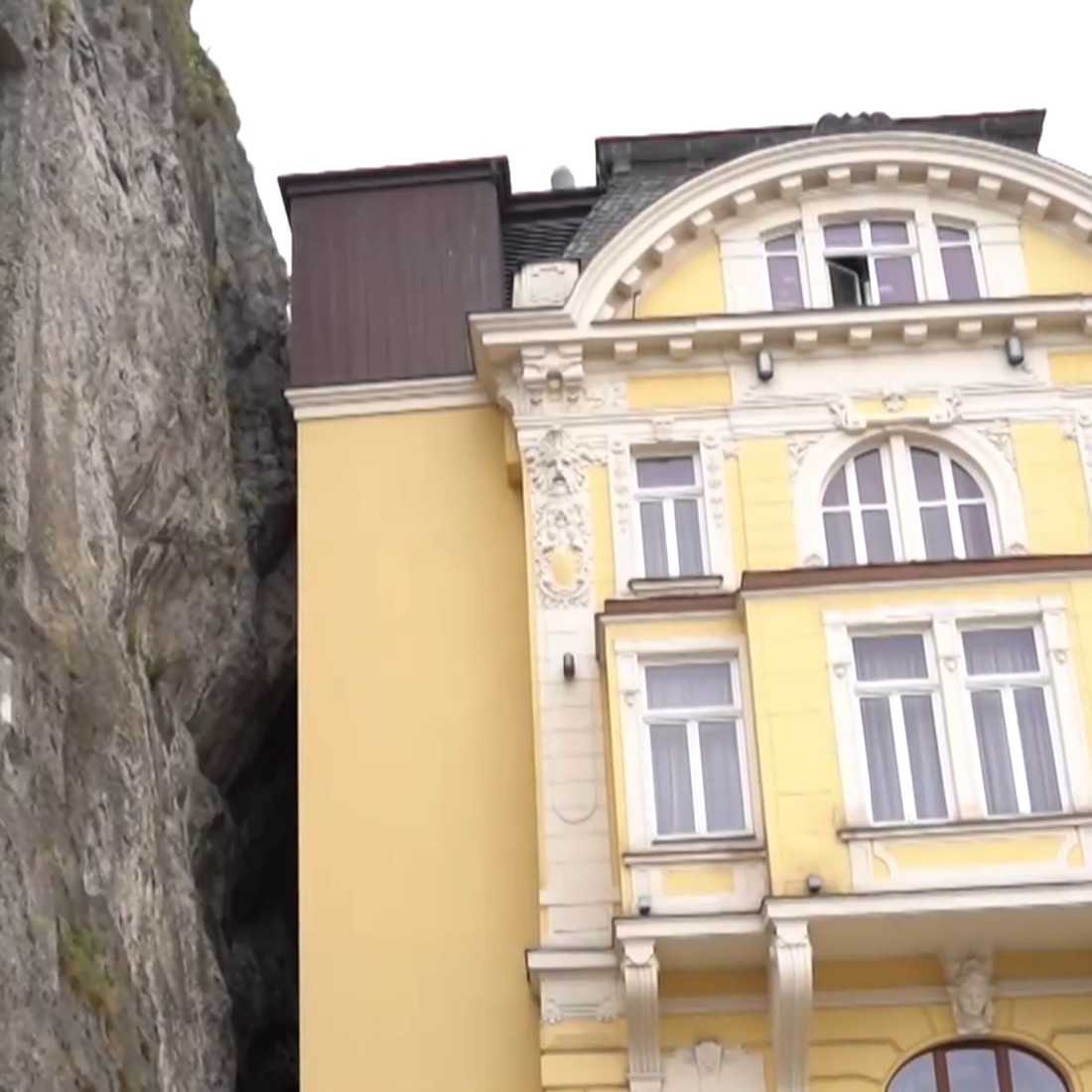 Unikátny rímsky nápis v Trenčíne je ohrozený. Na jeho sanáciu povolali odborníkov