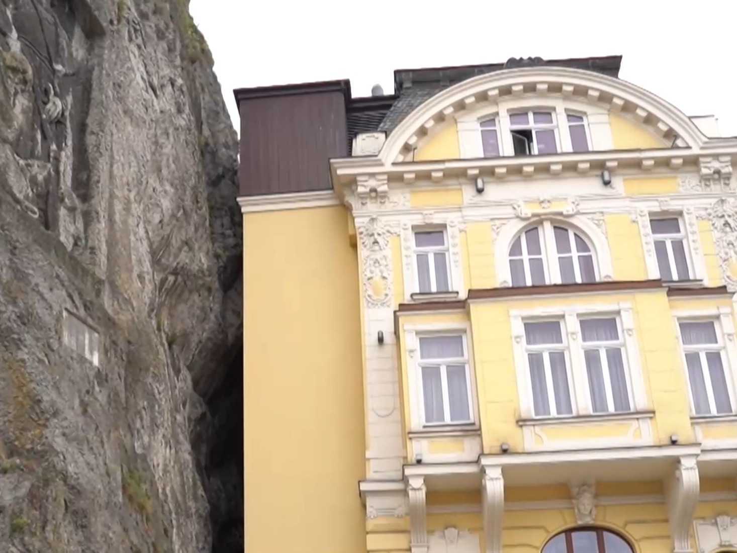 Unikátny rímsky nápis v Trenčíne je ohrozený. Na jeho sanáciu povolali odborníkov