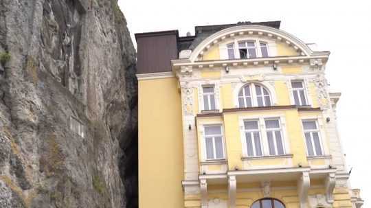 Unikátny rímsky nápis v Trenčíne je ohrozený. Na jeho sanáciu povolali odborníkov