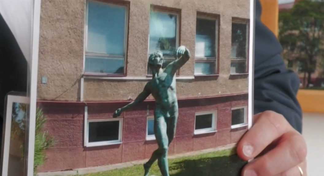 V Prievidzi ukradli sochu od významného slovenského výtvarníka. Pred budovou školy stála desiatky rokov