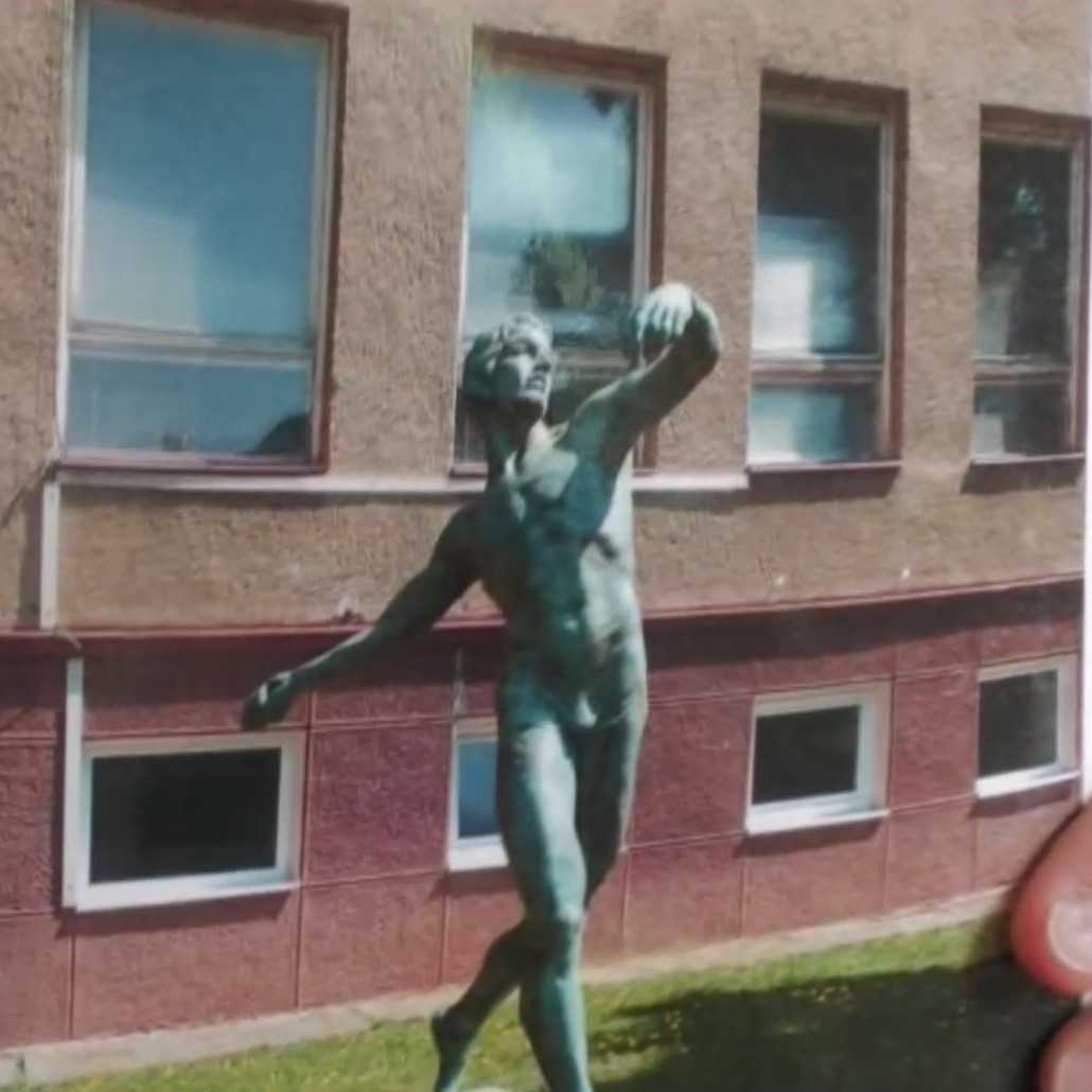 V Prievidzi ukradli sochu od významného slovenského výtvarníka. Pred budovou školy stála desiatky rokov