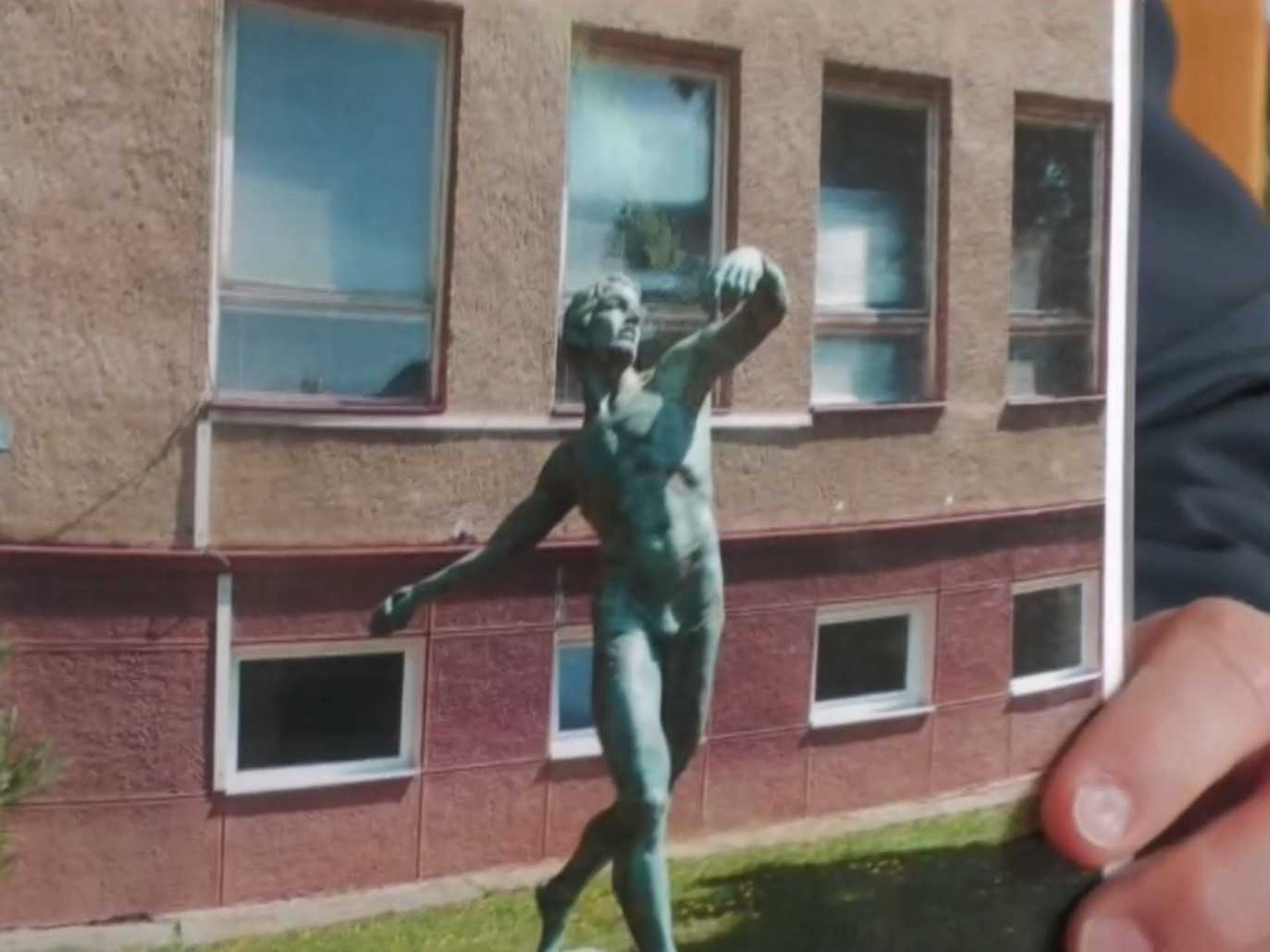 V Prievidzi ukradli sochu od významného slovenského výtvarníka. Pred budovou školy stála desiatky rokov