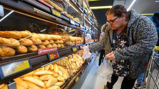 Na snímke nakupuje osoba rožky v supermarkete Biedronka.