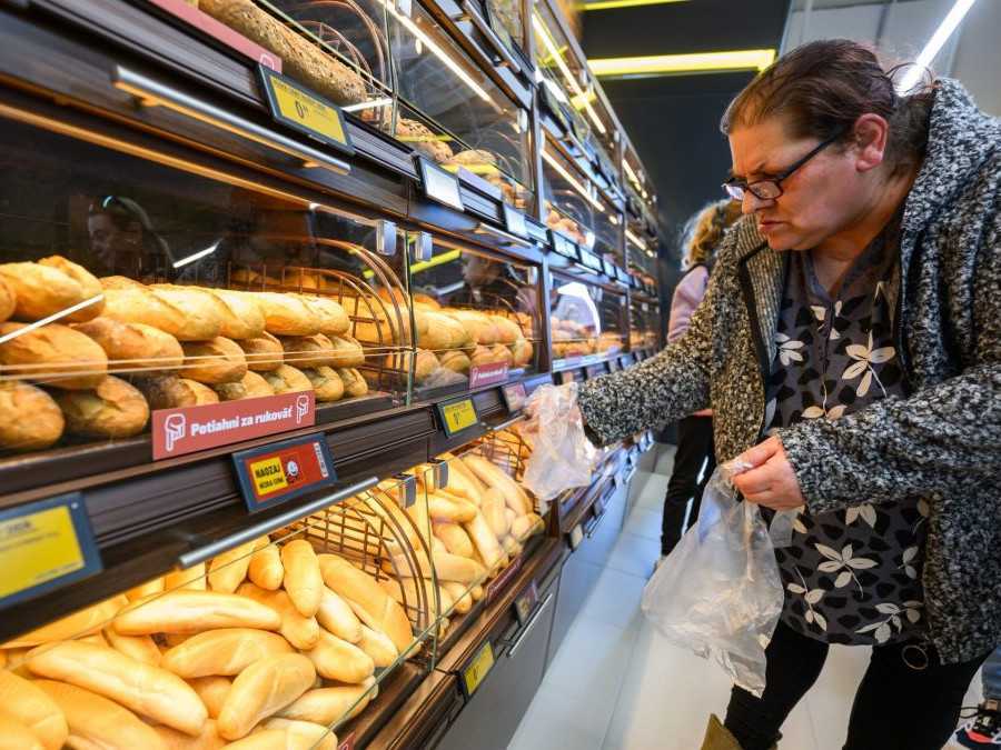 Na snímke nakupuje osoba rožky v supermarkete Biedronka.