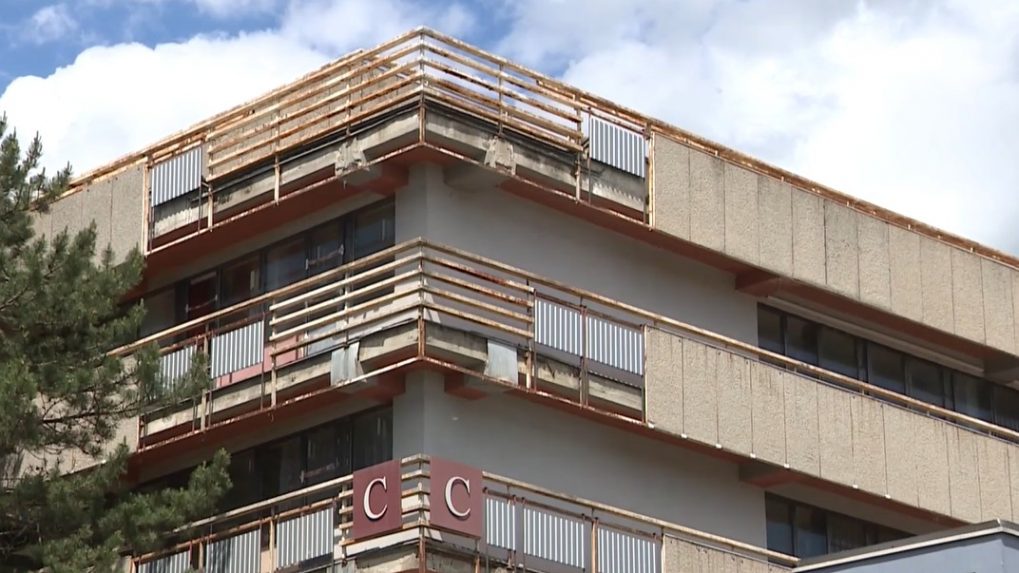 Nebezpečné balkóny či pokazený nábytok: Niektoré internáty sú stále v zlom stave, opravy postupujú pomaly