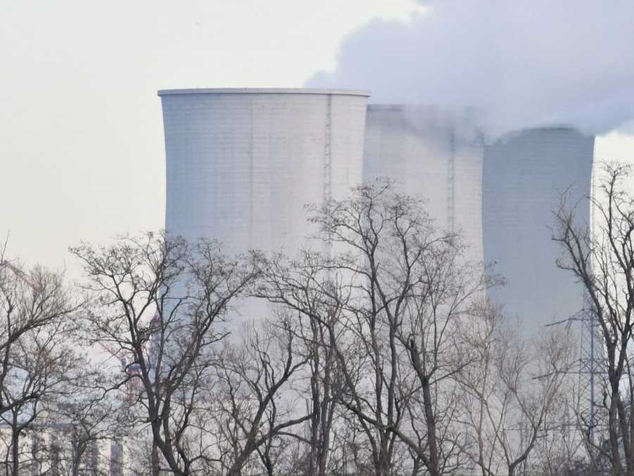 Archívna snímka - Veže jadrovej elektrárne v Jaslovských Bohuniciach.