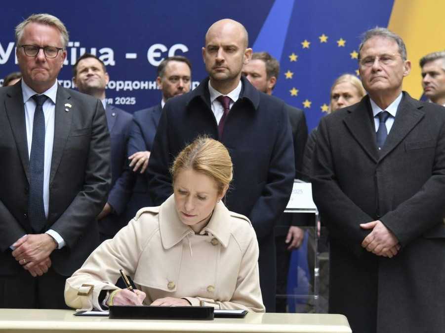 Na snímke Kaja Kallasová podpisuje dohodu o prevode časti výnosov zo zmrazených ruských aktív v ukrajinskom Ľvove.