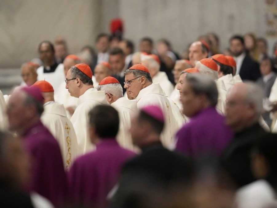 Na snímke kardináli počas omše v posledný z deviatich dní smútku za zosnulého pápeža Františka.