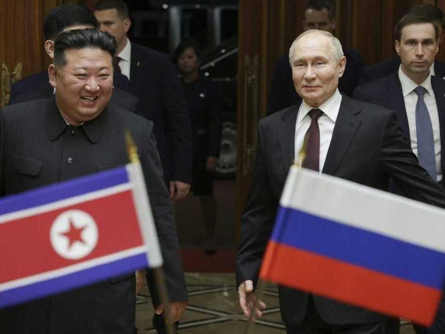 Zľava vodca KĽDR Kim Čong-un a ruský prezident Vladimir Putin.