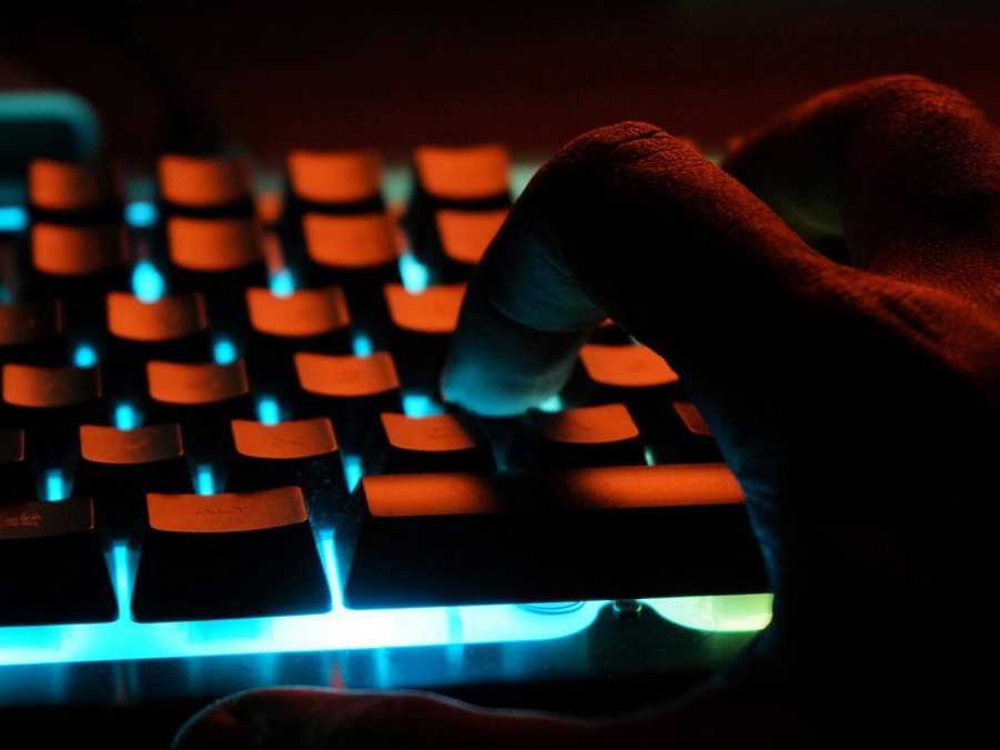 Na ilustračnej snímke ruka na klávesnici.