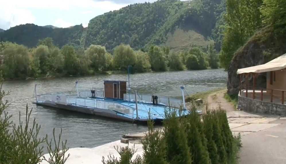 Plte fungujú v obmedzenom režime, kompa zatiaľ neopustila prístav: Nízka hladina Váhu komplikuje plavby