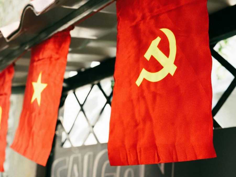 Na ilustračnej snímke vlajky s komunistickou symbolikou.