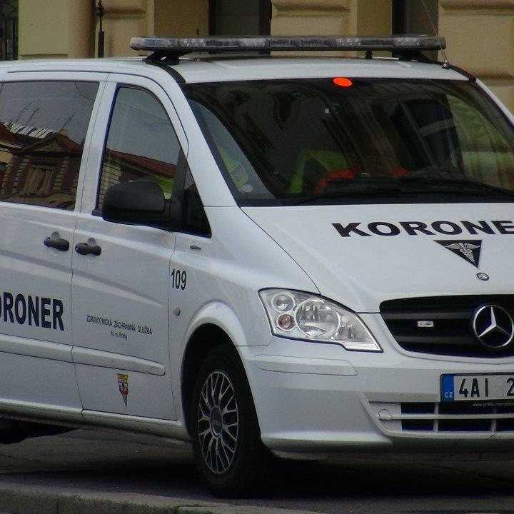 Dôchodkyňa z Plzne, ktorú súdna lekárka prehlásila za mŕtvu, sa v rakve prebrala a začala dýchať