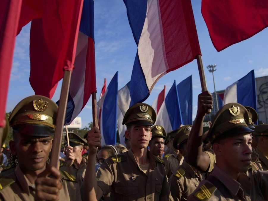 Na ilustračnej snímke kubánski vojaci počas májového sprievodu v Havane.