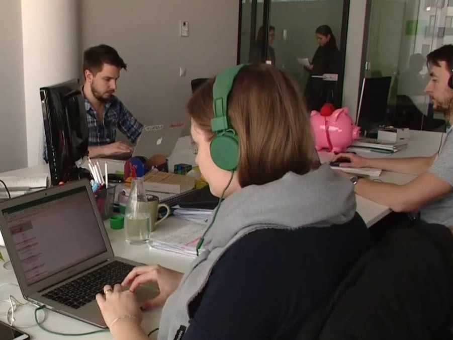 Ľudia pracujú na počítačoch.